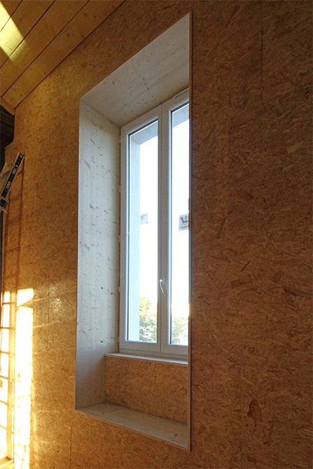 Finition des murs avec OSB et tableaux de fenêtre en 3 pli